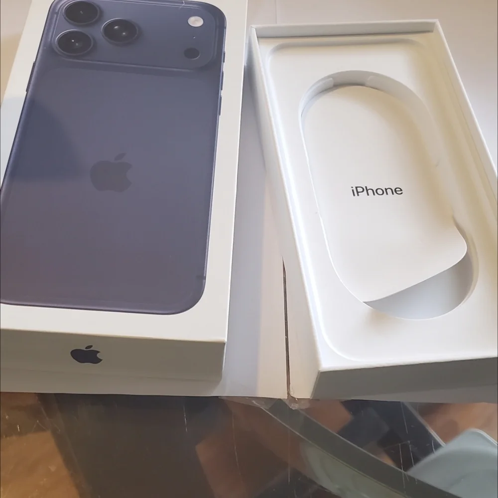 Apple iPhone - Dark Blue 17 Pro Max Box